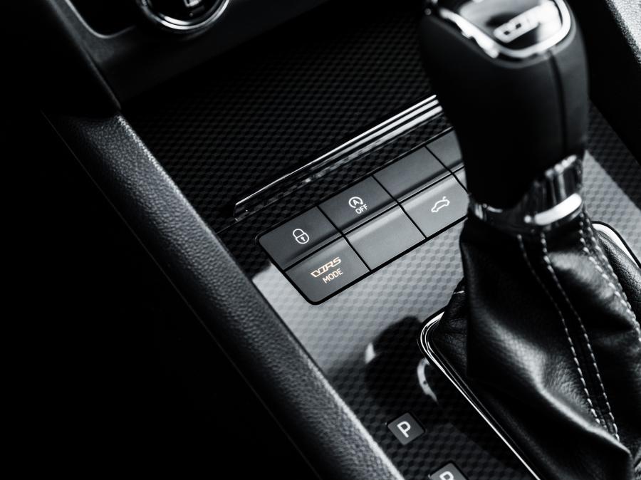 Детали интерьера Skoda Octavia RS Combi 2017 года  (WW) (фото 7 из 48)